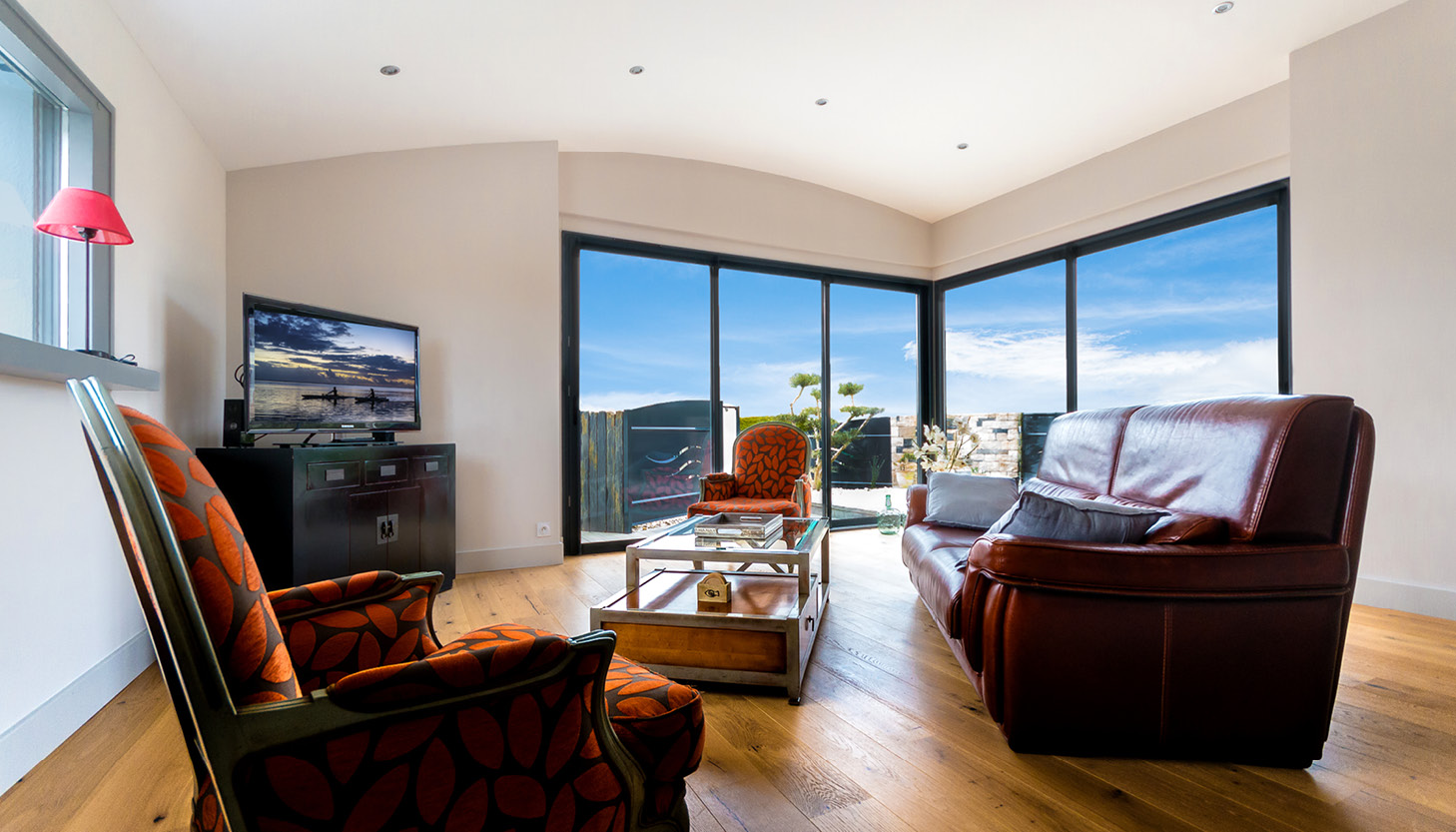 Intérieur d'une extension de maison avec un toit arrondi