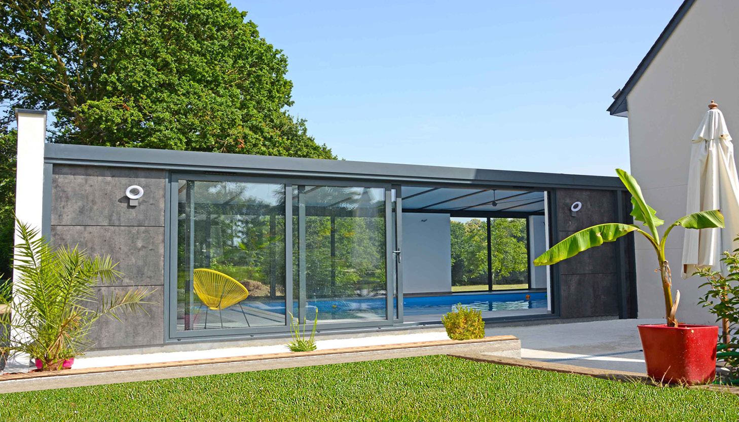 Extension de maison abritant une piscine