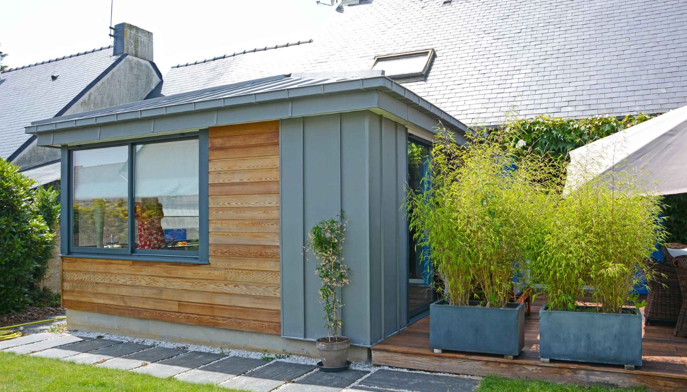 Extension de maison à toit zinc avec une chambre
