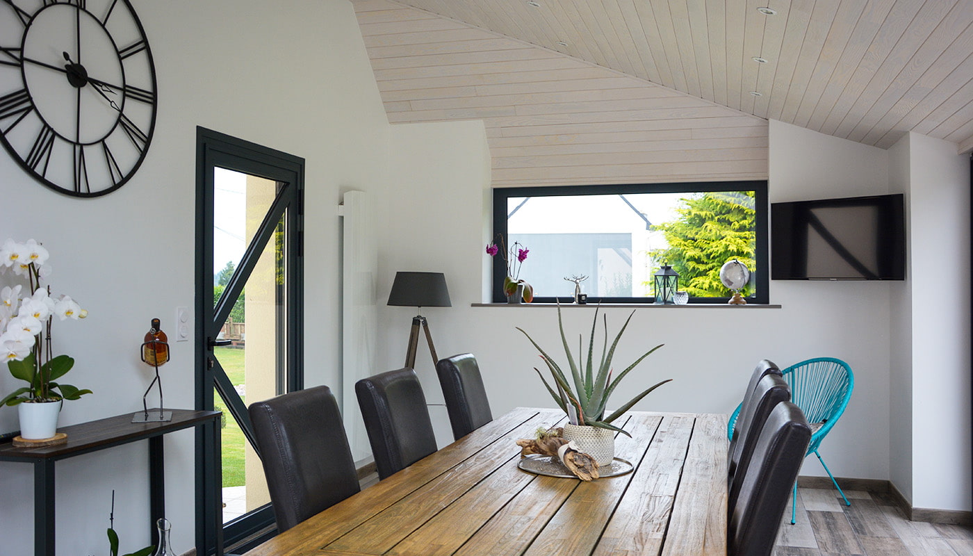 Intérieur d'une extension de maison à toit ardoise