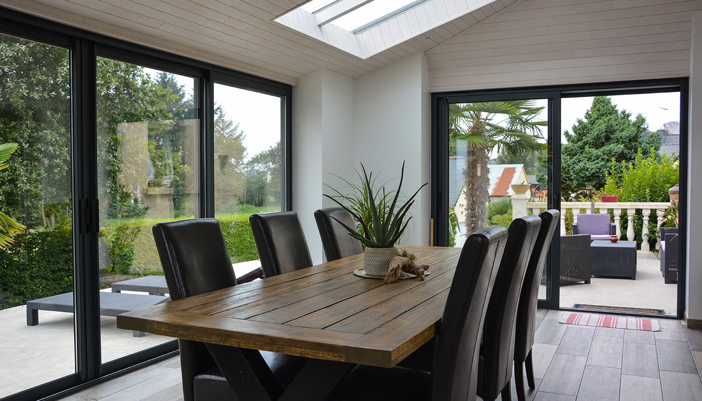 Intérieur d'une extension de maison à toit ardoise